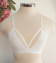 Load image into Gallery viewer, Kiss me lace bralette (White)
