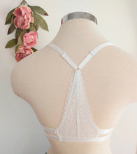 Load image into Gallery viewer, Kiss me lace bralette (White)
